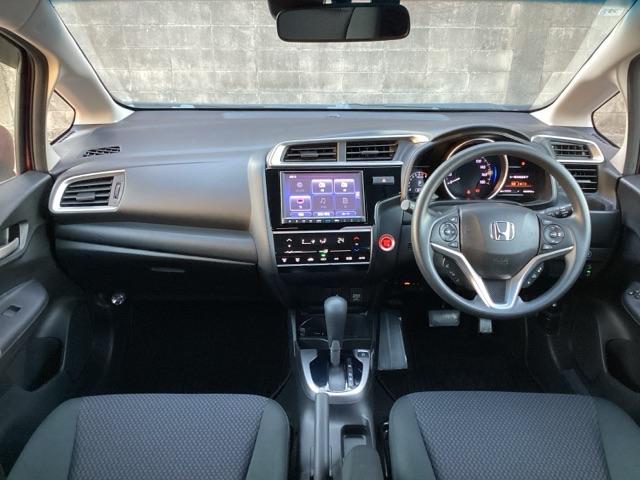 �^�]�Ȃ́A�傫�ȍ��ʂƕ�ݍ��ނ悤�Ȕw�����ꂪ�h���C�o�[�̐g�̑S�̂���������x���܂��B�㎿�ȃV�[�g�f�ނƍ���S�n�̂悢�N�b�V�������̗p���A�����Ԃ̉^�]��R�[�i�[�̑����������K�ł�