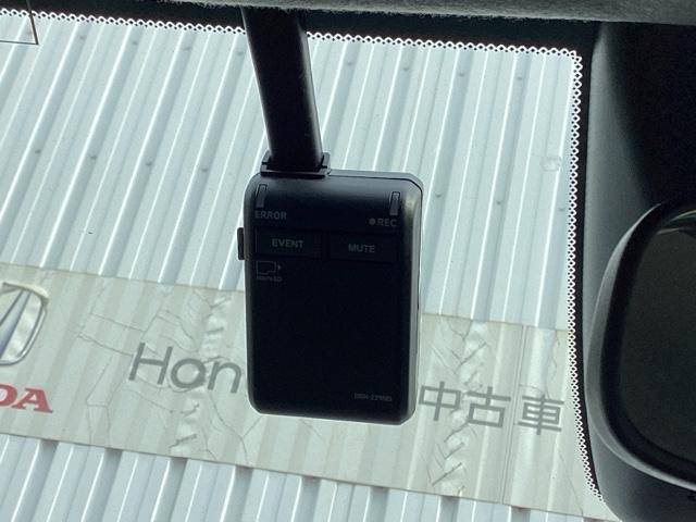 フィット e:HEVホームブラックスタイル ETC/純正ナビ/バックモニター/ホンダセンシング パワーウィンドウ パワーステアリング 地デジチューナー Bカメラ フルオートエアコン オートクルーズコントロール LEDライト サイドSRS VSA(13枚目)