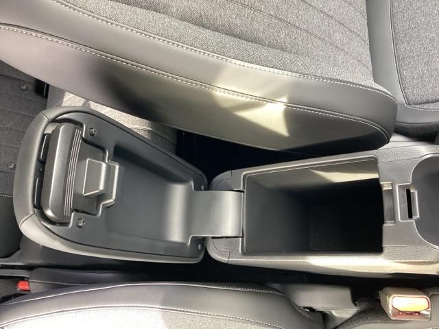 フィット e:HEVホームブラックスタイル ETC/純正ナビ/バックモニター/ホンダセンシング パワーウィンドウ パワーステアリング 地デジチューナー Bカメラ フルオートエアコン オートクルーズコントロール LEDライト サイドSRS VSA(27枚目)