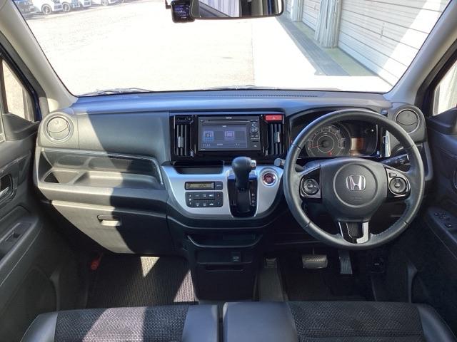 �^�]�Ȃ́A�傫�ȍ��ʂƕ�ݍ��ނ悤�Ȕw�����ꂪ�h���C�o�[�̐g�̑S�̂���������x���܂��B�㎿�ȃV�[�g�f�ނƍ���S�n�̂悢�N�b�V�������̗p���A�����Ԃ̉^�]��R�[�i�[�̑����������K�ł�