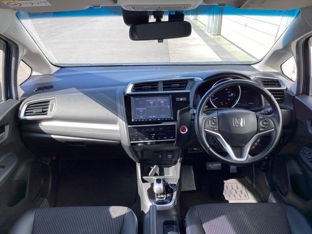 �^�]�Ȃ́A�傫�ȍ��ʂƕ�ݍ��ނ悤�Ȕw�����ꂪ�h���C�o�[�̐g�̑S�̂���������x���܂��B�㎿�ȃV�[�g�f�ނƍ���S�n�̂悢�N�b�V�������̗p���A�����Ԃ̉^�]��R�[�i�[�̑����������K�ł�