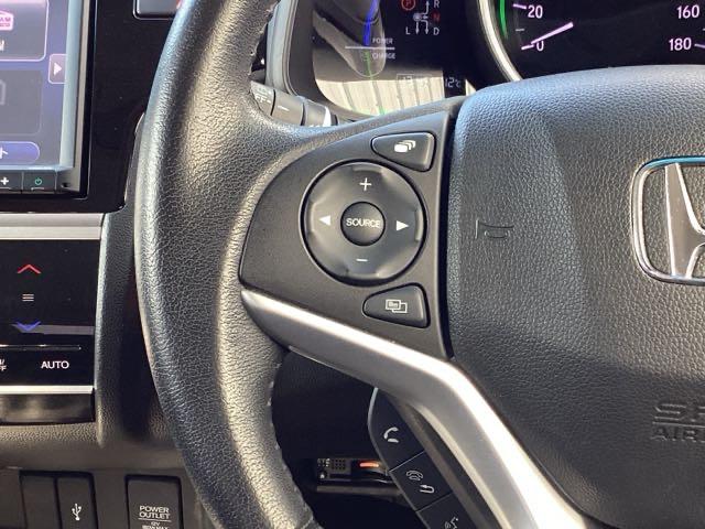 �X�e�A�����O���葤�ɃI�[�f�B�I�֘A�̃R���g���[���X�C�b�`��z�u���Ă��܂��B���쎞�͎�������炷���ƂȂ��^�]�ɏW���ł��܂��B