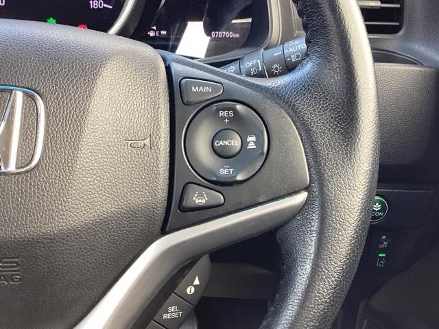 �X�e�A�����O�E�葤�Ɉ��S�^�]�x���@�\�̃z���_�Z���V���O���R���g���[������X�C�b�`�A���葤�ɃI�[�f�B�I�֘A�̃R���g���[���X�C�b�`��z�u�A��������炷���ƂȂ��^�]�ɏW���ł��܂�