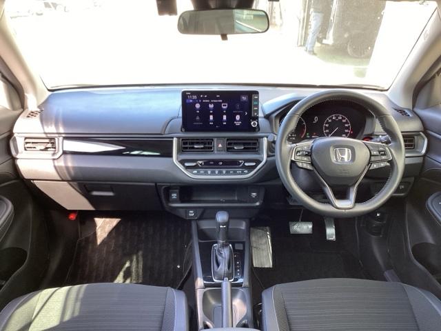 �^�]�Ȃ́A�傫�ȍ��ʂƕ�ݍ��ނ悤�Ȕw�����ꂪ�h���C�o�[�̐g�̑S�̂���������x���܂��B�㎿�ȃV�[�g�f�ނƍ���S�n�̂悢�N�b�V�������̗p���A�����Ԃ̉^�]��R�[�i�[�̑����������K�ł�