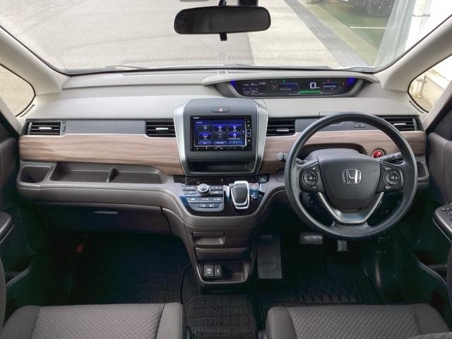 �^�]�Ȃ́A�傫�ȍ��ʂƕ�ݍ��ނ悤�Ȕw�����ꂪ�h���C�o�[�̐g�̑S�̂���������x���܂��B�㎿�ȃV�[�g�f�ނƍ���S�n�̂悢�N�b�V�������̗p���A�����Ԃ̉^�]��R�[�i�[�̑����������K�ł�