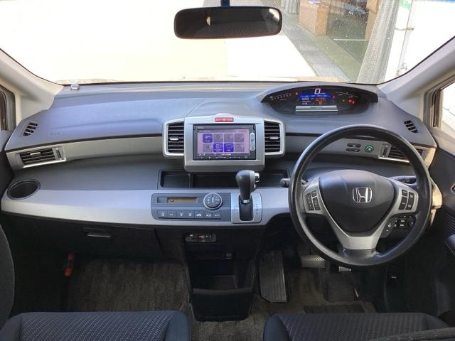 �^�]�Ȃ́A�傫�ȍ��ʂƕ�ݍ��ނ悤�Ȕw�����ꂪ�h���C�o�[�̐g�̑S�̂���������x���܂��B�㎿�ȃV�[�g�f�ނƍ���S�n�̂悢�N�b�V�������̗p���A�����Ԃ̉^�]��R�[�i�[�̑����������K�ł�