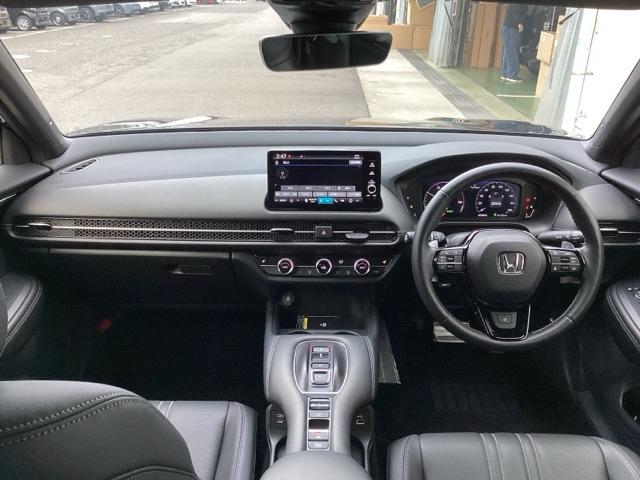 �^�]�Ȃ́A�傫�ȍ��ʂƕ�ݍ��ނ悤�Ȕw�����ꂪ�h���C�o�[�̐g�̑S�̂���������x���܂��B�㎿�ȃV�[�g�f�ނƍ���S�n�̂悢�N�b�V�������̗p���A�����Ԃ̉^�]��R�[�i�[�̑����������K�ł�