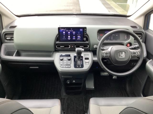 �^�]�Ȃ́A�傫�ȍ��ʂƕ�ݍ��ނ悤�Ȕw�����ꂪ�h���C�o�[�̐g�̑S�̂���������x���܂��B�㎿�ȃV�[�g�f�ނƍ���S�n�̂悢�N�b�V�������̗p���A�����Ԃ̉^�]��R�[�i�[�̑����������K�ł�