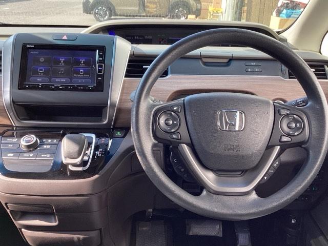 フリードハイブリッド ハイブリッド・Ｇホンダセンシング　ＥＴＣ／純正ナビ／バックモニター／ホンダセンシング　スマキ－　両Ｐスラドア　前後ソナー　Ｄレコ　Ａクルコン　ＬＥＤヘットランプ　整備記録簿　ナビＴＶ　Ｂカメラ　フルセグ地デジ　アイストップ　ＤＶＤ再生（3枚目）