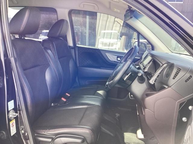 �t�����g�V�[�g�̓x���`�V�[�g�ł��B�x���`�V�\�g�͉^�]�ȂƏ���Ȃ̈ړ����X���[�Y�I�������ԏ�ł̏��~��ɕ֗��ł��B�V�[�g�̊ԂɃR���\�[���{�b�N�X��h�����N�z���_�[���Ȃ����߁A�ԓ���Ԃ��L�������܂�