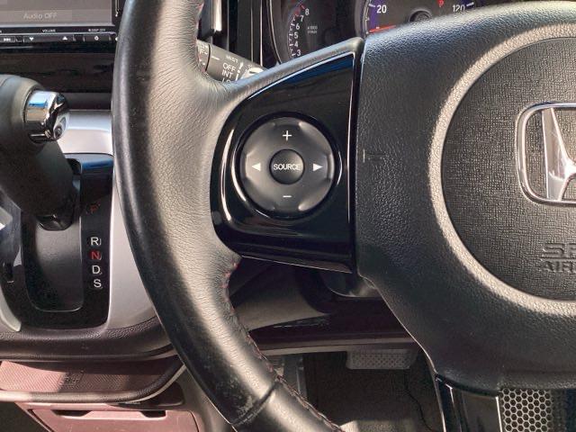 �X�e�A�����O�̍����ɂ́A�I�[�f�B�I�̃X�C�b�`���t���Ă��܂�