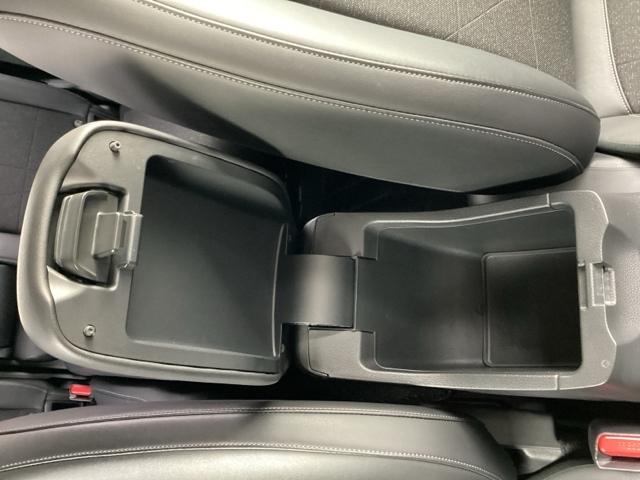 ヴェゼル ｅ：ＨＥＶＺ　ブラインドスポットインフォメーション／ハンズフリーアクセスパワーテールゲート（予約クローズ機能付　Ｓヒータ　地デジフルセグＴＶ　定期点検記録簿　サイドエアバッグ　後カメラ　前後障害物センサー　エアコン（27枚目）