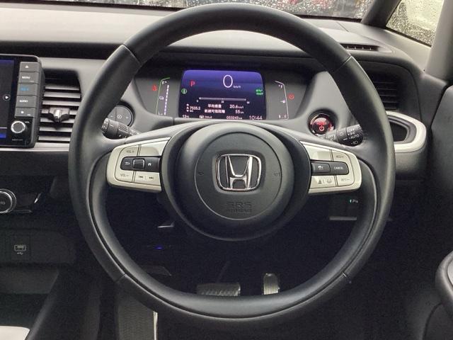 ��ɂȂ��ފ��o�̃X�e�A�����O�ł��B�����S�n�A�f�U�C�����A���쐫�ɂ���������A�C�e���ł��B