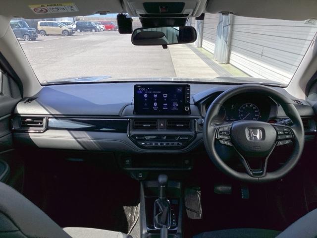 �^�]�Ȃ́A�傫�ȍ��ʂƕ�ݍ��ނ悤�Ȕw�����ꂪ�h���C�o�[�̐g�̑S�̂���������x���܂��B�㎿�ȃV�[�g�f�ނƍ���S�n�̂悢�N�b�V�������̗p���A�����Ԃ̉^�]��R�[�i�[�̑����������K�ł�