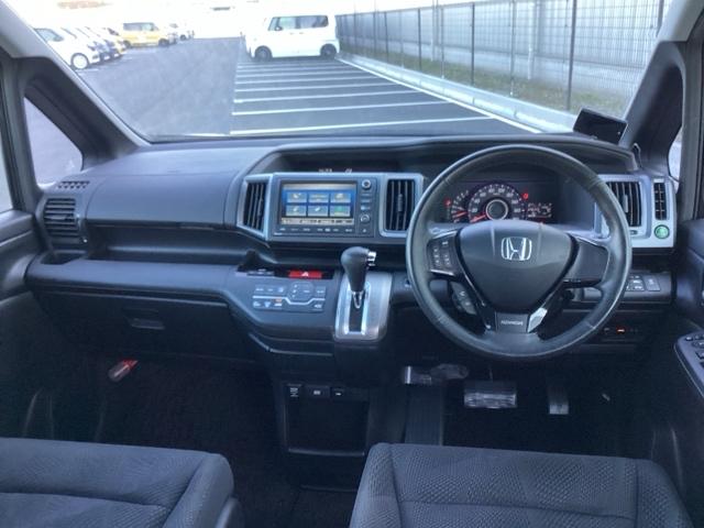 �^�]�Ȃ́A�傫�ȍ��ʂƕ�ݍ��ނ悤�Ȕw�����ꂪ�h���C�o�[�̐g�̑S�̂���������x���܂��B�㎿�ȃV�[�g�f�ނƍ���S�n�̂悢�N�b�V�������̗p���A�����Ԃ̉^�]��R�[�i�[�̑����������K�ł�