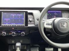 ステアリングホイール左側のオーディオリモートコントロールスイッチで、手元でオーディオを操作できるので便利です。 3