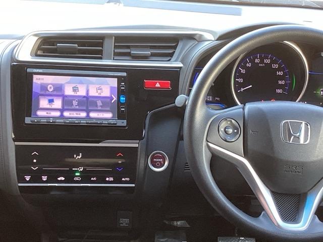 フィットハイブリッド Ｆパッケージ　純正メモリーナビリヤカメラ　スマ－トキ－　Ｒカメラ　ＷＳＲＳ　盗難防止　ＤＶＤ視聴　フルオートエアコン　キーレス　運転席エアバック　ＥＳＣ　ナビ＆ＴＶ　ＡＢＳ付　パワーウィンドウ　パワーステアリング（3枚目）