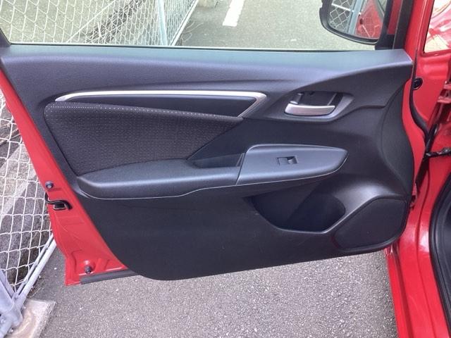 フィットハイブリッド Ｆパッケージ　純正メモリーナビリヤカメラ　スマ－トキ－　Ｒカメラ　ＷＳＲＳ　盗難防止　ＤＶＤ視聴　フルオートエアコン　キーレス　運転席エアバック　ＥＳＣ　ナビ＆ＴＶ　ＡＢＳ付　パワーウィンドウ　パワーステアリング（21枚目）