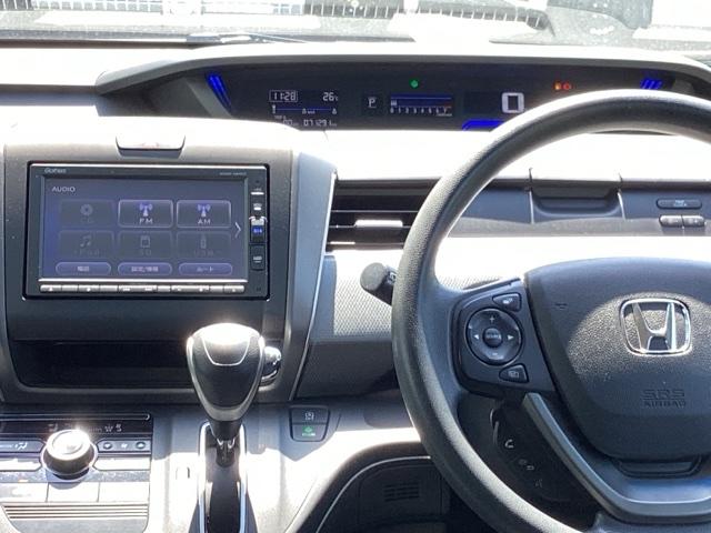 フリード＋ Ｇ　車いす仕様車アルミスロープ　リヤカメラ　横滑り防止システム　ＬＥＤヘッドランプ　セキュリティーアラーム　スマートキー　ＥＴＣ車載器　アイストップ　オートエアコン　パワーウインドウ　Ｗエアバッグ　ＡＢＳ（3枚目）