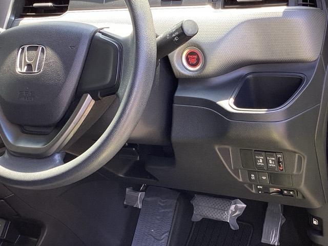 フリード＋ Ｇ　車いす仕様車アルミスロープ　リヤカメラ　横滑り防止システム　ＬＥＤヘッドランプ　セキュリティーアラーム　スマートキー　ＥＴＣ車載器　アイストップ　オートエアコン　パワーウインドウ　Ｗエアバッグ　ＡＢＳ（15枚目）