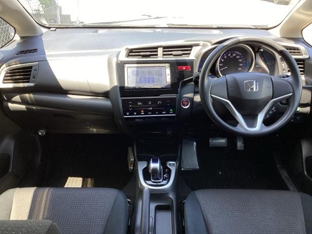 フィットハイブリッド ベースグレード　純正メモリーナビＥＴＣ　横滑り防止装置付　イモビ　スマートキ　運転席助手席エアバック　ＡＡＣ　ｉ－ＳＴＯＰ　キーレス　エアバッグ　パワーウィンドウ　ＤＶＤ再生　パワーステアリング　ＡＢＳ（2枚目）