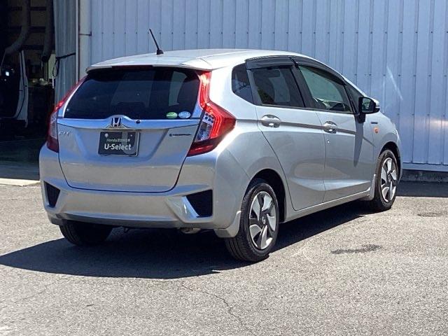 フィットハイブリッド ベースグレード　純正メモリーナビＥＴＣ　横滑り防止装置付　イモビ　スマートキ　運転席助手席エアバック　ＡＡＣ　ｉ－ＳＴＯＰ　キーレス　エアバッグ　パワーウィンドウ　ＤＶＤ再生　パワーステアリング　ＡＢＳ（8枚目）