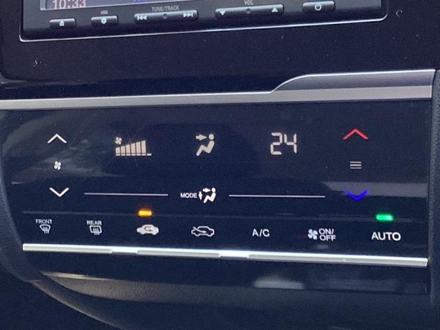 フィットハイブリッド ベースグレード　純正メモリーナビＥＴＣ　横滑り防止装置付　イモビ　スマートキ　運転席助手席エアバック　ＡＡＣ　ｉ－ＳＴＯＰ　キーレス　エアバッグ　パワーウィンドウ　ＤＶＤ再生　パワーステアリング　ＡＢＳ（12枚目）