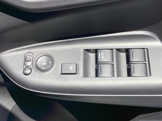フィットハイブリッド ベースグレード　純正メモリーナビＥＴＣ　横滑り防止装置付　イモビ　スマートキ　運転席助手席エアバック　ＡＡＣ　ｉ－ＳＴＯＰ　キーレス　エアバッグ　パワーウィンドウ　ＤＶＤ再生　パワーステアリング　ＡＢＳ（14枚目）