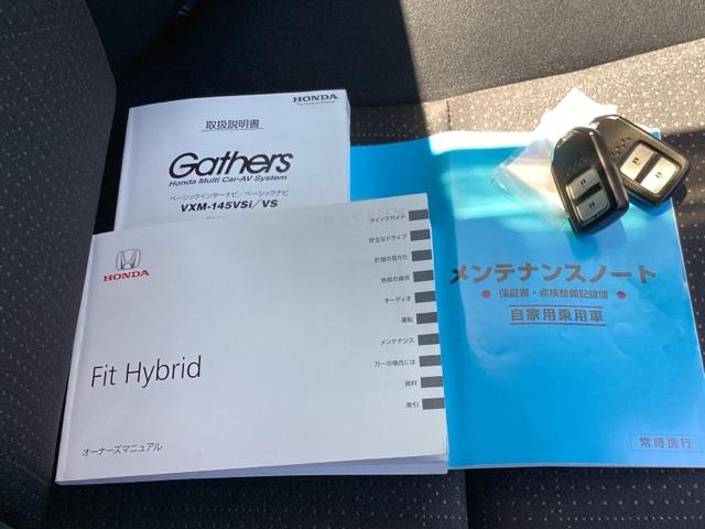フィットハイブリッド ベースグレード　純正メモリーナビＥＴＣ　横滑り防止装置付　イモビ　スマートキ　運転席助手席エアバック　ＡＡＣ　ｉ－ＳＴＯＰ　キーレス　エアバッグ　パワーウィンドウ　ＤＶＤ再生　パワーステアリング　ＡＢＳ（19枚目）