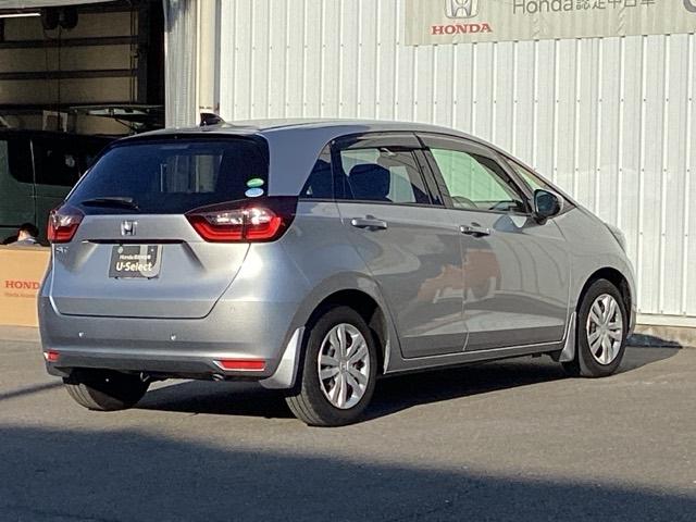 バックカメラが付いているのでバックでの車庫入れも安心です。