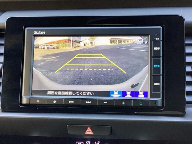 ３ビュー切り替えやガイド線表示のバックカメラで、バックでの車庫入れも安心です。