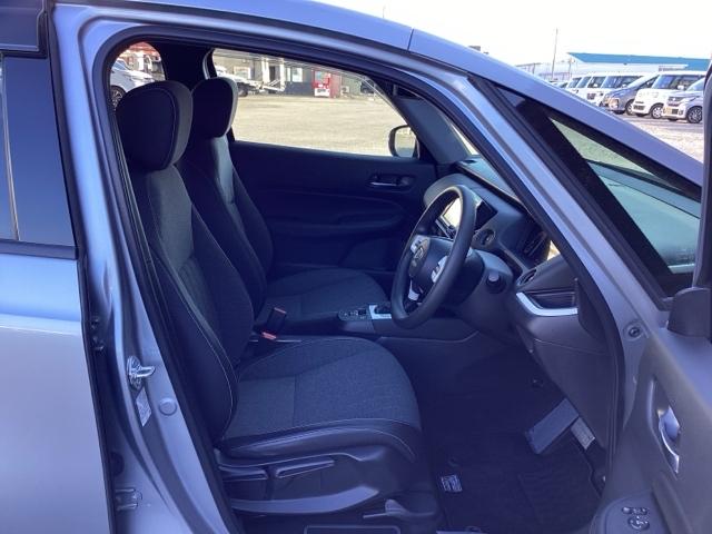 フロントは運転席と助手席が別々の広々としたセパレートシートです、運転席は、高さを調整できるハイトアジャスター付きです。