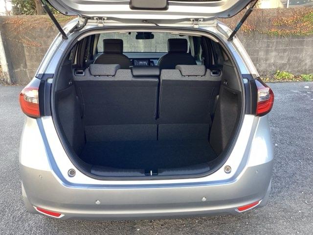 テールゲートを開けるとラゲッジルームがあるので荷物を収納できます。