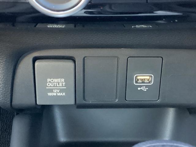 左側がアクセサリーソケット（電源ソケット）ミュージックプレイヤー等を接続するＵＳＢジャックです。