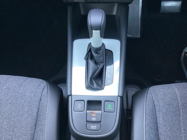 シンプルでとても使いやすいフロアシフトに、パーキングブレーキは、電子制御パーキングブレーキです。