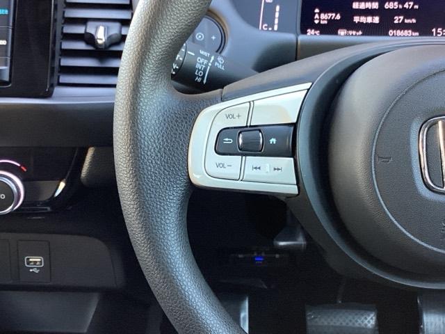 ステアリングの左側には、オーディオのスイッチが付いています