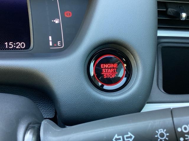 赤い丸いボタンを押して、エンジンスタートが可能なプッシュエンジンスタートシステムです！一度味わったらこの装備が必需品になってしまいます。