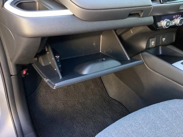 助手席側　収納２