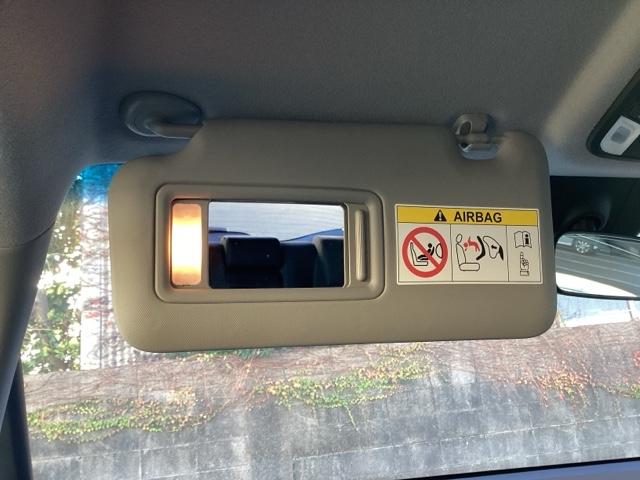 前席背面には格納式のテーブルを装備。カップホルダー付き。