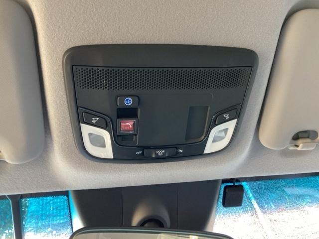 ハンズフリーアクセスパワーテールゲート（予約クローズ機能付き）予約ボタンを押していればスマートキーを持って車から離れると開閉ボタン操作をしなくてもテールーゲートドアが閉まります