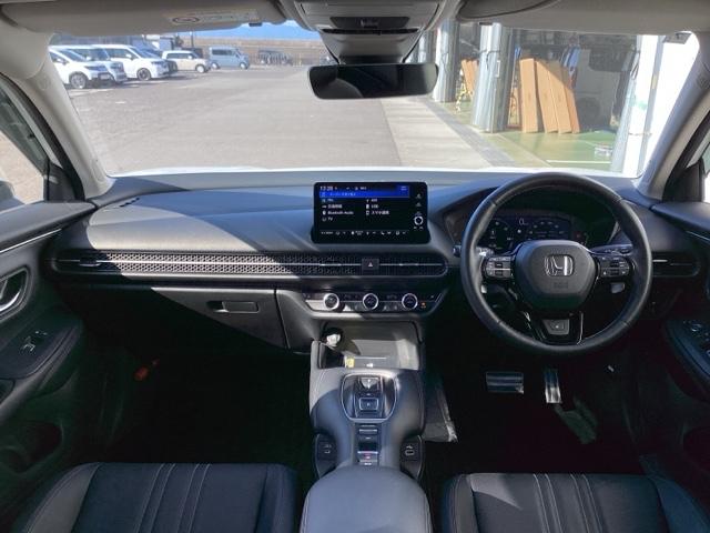 ＺＲ－Ｖ ｅ：ＨＥＶＸ　ブラインドスポットインフォメーション　後退出庫サポート　アダプティブドライビングビーム　マルチビューカメラシステム　バックモニター　クルーズコントロール　前後センサー　フルオートエアコン　ＥＴＣ車載器（2枚目）