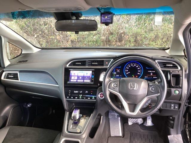 �܂Ԃ��������������炰��A�F�̃n�[�t�V�F�C�h�t�����g�E�B���h�E�����Ă��܂��B�܂��A�v���Y�}�N���X�^�[�Z�p���ڃt���I�[�g�G�A�R���ŉ��K�ł��B