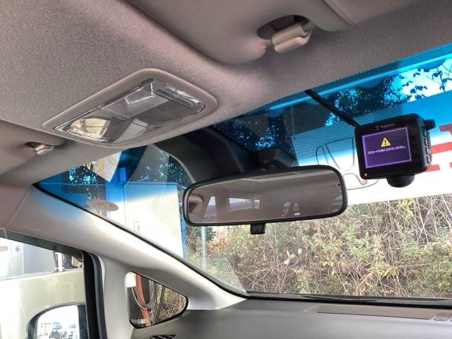 ���[���~���[�̑O�ɃV�e�B�u���[�L�A�N�e�B�u�V�X�e���i�ᑬ��Փˌy���u���[�L�A�딭�i�}���@�\�j�̃Z���T�[���A�s���[�ɂ̓T�C�h�J�[�e���G�A�o�b�O���t�������񂵂�p�b�P�[�W�ł��B