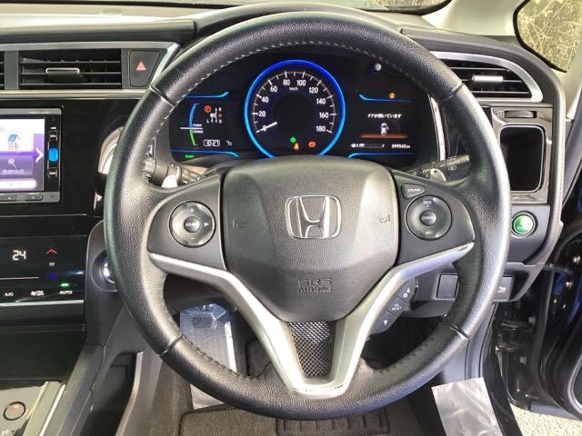 �{�v�n���h���̌��ɂ͂V���p�h���V�t�g������܂��B�w��ő��鎖�ŁA�}�j���A���Ԋ��o�̃V�t�g�`�F���W���y���߂܂��B�܂��A�E�ɃN���[�Y�R���g���[���A���ɃI�[�f�B�I�����R���X�C�b�`������܂��B