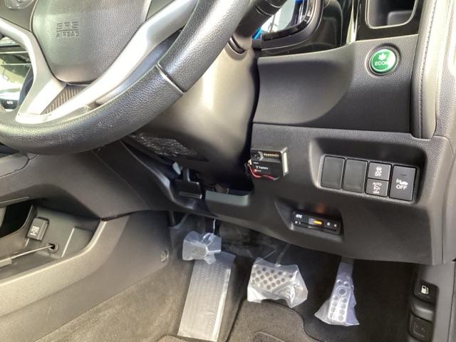 �����ŕ֗��Ȃd�s�b������A�R����悭����d�b�n�m�A�I�[�g���g���~���[�A�������h���u�r�`�Ȃǂ̃X�C�b�`�́A�^�]�Ȃ̉E���A��̓͂��₷���ʒu�ɂ���܂��B