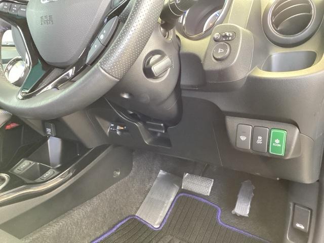 �V�[�g�q�[�^�[�Ə����̂d�s�b�́A�Z���^�[�R���\�[�����ӂɂ���܂��B�R����悭����d�b�n�m�A�������h���u�r�`�Ȃǂ̃X�C�b�`�́A�^�]�Ȃ̉E���A��̓͂��₷���ʒu�ɂ���܂��B