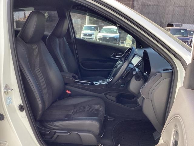 ヴェゼル ハイブリッドＲＳ・ホンダセンシング　ＥＴＣ／純正ナビ／バックモニター／ホンダセンシング　ＥＴＣ付　定期点検記録簿　サイドＳＲＳ　Ｒカメ　フルオートエアコン　ＵＳＢ接続　両席エアバック　スマキー　オートクルーズコントロール　ＴＶナビ（17枚目）