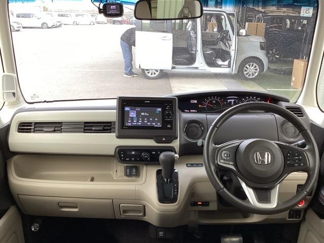 �^�]�Ȃ́A�傫�ȍ��ʂƕ�ݍ��ނ悤�Ȕw�����ꂪ�h���C�o�[�̐g�̑S�̂���������x���܂��B�㎿�ȃV�[�g�f�ނƍ���S�n�̂悢�N�b�V�������̗p���A�����Ԃ̉^�]��R�[�i�[�̑����������K�ł�