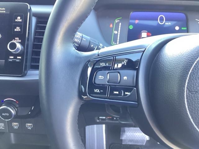 �X�e�A�����O�̍����ɂ́A�I�[�f�B�I�̃X�C�b�`���t���Ă��܂�