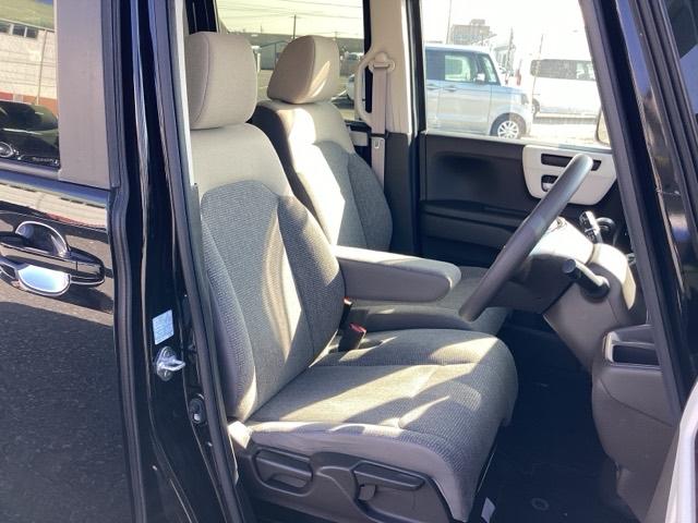 �t�����g�V�[�g�̓x���`�V�[�g�ł��B�x���`�V�\�g�͉^�]�ȂƏ���Ȃ̈ړ����X���[�Y�I�������ԏ�ł̏��~��ɕ֗��ł��B�V�[�g�̊ԂɃR���\�[���{�b�N�X��h�����N�z���_�[���Ȃ����߁A�ԓ���Ԃ��L�������܂�